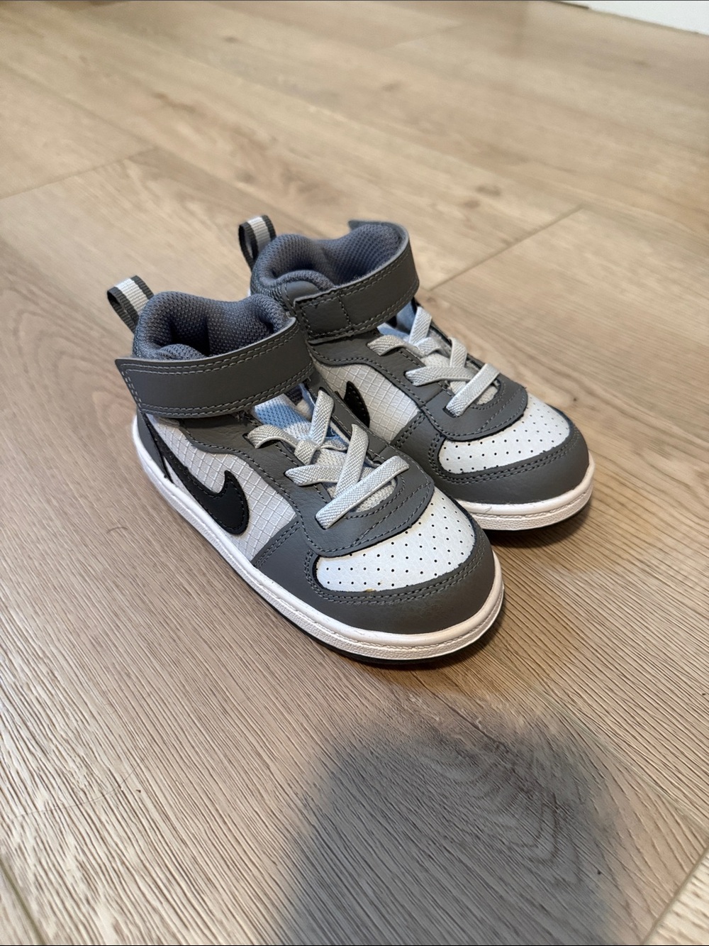 Nike Court Borough Mid